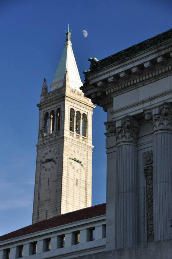 A lua flutua sobre a torre do relógio, na Universidade de Berkeley, na Califórnia, nos Estados Unidos